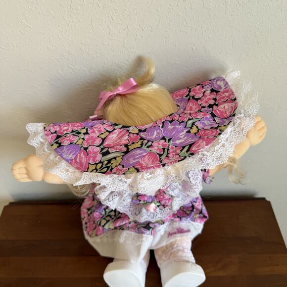 Cabbage Patch Kids ‘92 Zora Mae 10th Anniversary Cabbage Patch Kid Girl Doll Toy - Picture 4 of 7